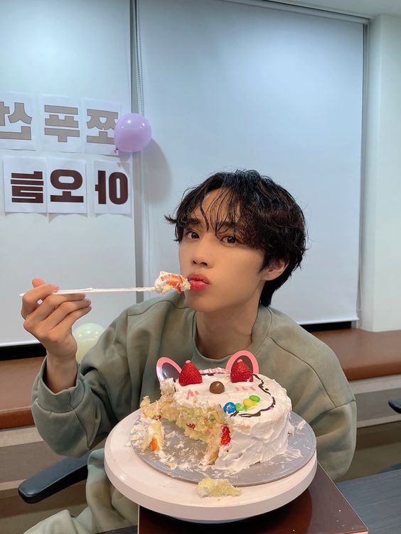 JAYLIFTLAB's tweet photo. to: @dailyjngwn 

dito nalang kita babatiin kasi naka-rest ako dun sa main ko pero hoy gagiiii mygiiii shetka miss na kita 18 ka na pala omg adult ka na? nag debut ka na? ambilis ng oras omg pero ayunnnnnnnnnn natatandaan ko pa yung times na sobra akong naiintimidate sayo HAHAHHA https://t.co/zwEhhPlNnh