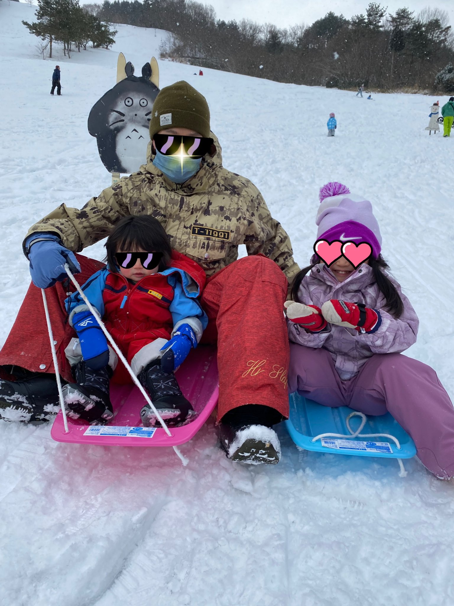 なぎみく ブログ 冬の思い出 今日はゲレンデでソリ滑り 雪山のソリは芝生より滑りが良くて子供達は大興奮 ソリと子供を抱いて雪山を登る大人はある意味筋トレ 笑 冬の思い出 ソリ滑り 筋トレ 育児 子育て 十種ヶ峰スキー場 T Co