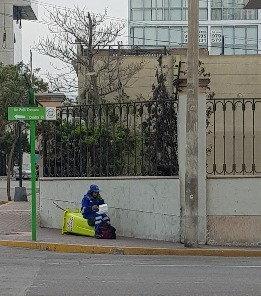 pacofloresc's tweet photo. Esta foto la tomé esta mañana. Resulta dolorosa. ¿Por qué las trabajadoras de limpieza pública tienen que tomar sus alimentos así? Es indigno e inhumano. No es la primera vez que veo algo así. Muchas de estas trabajadoras laboran para empresas contratadas por los municipios. https://t.co/BeYyHYtYew