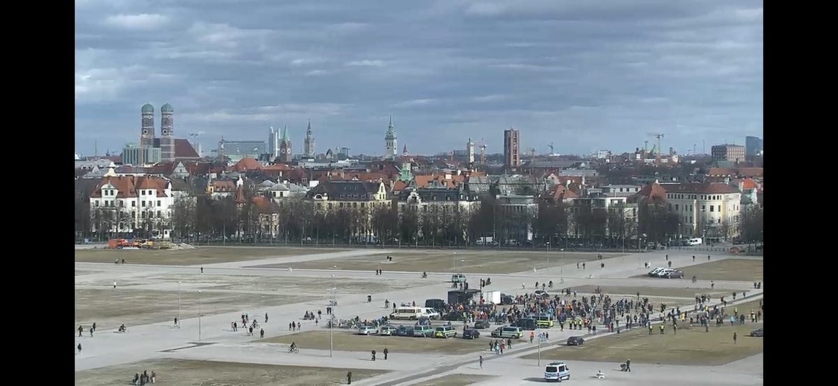 Cinemaware123's tweet photo. Aktuell in München, Veranstaltung #FreedomDay läuft. Vielleicht 500 Aufgewachte und besorgte Bürger. Auch hier wieder, ein Griff ins Klo. #Querdenker #muc2002 https://t.co/xppg5fjMAc