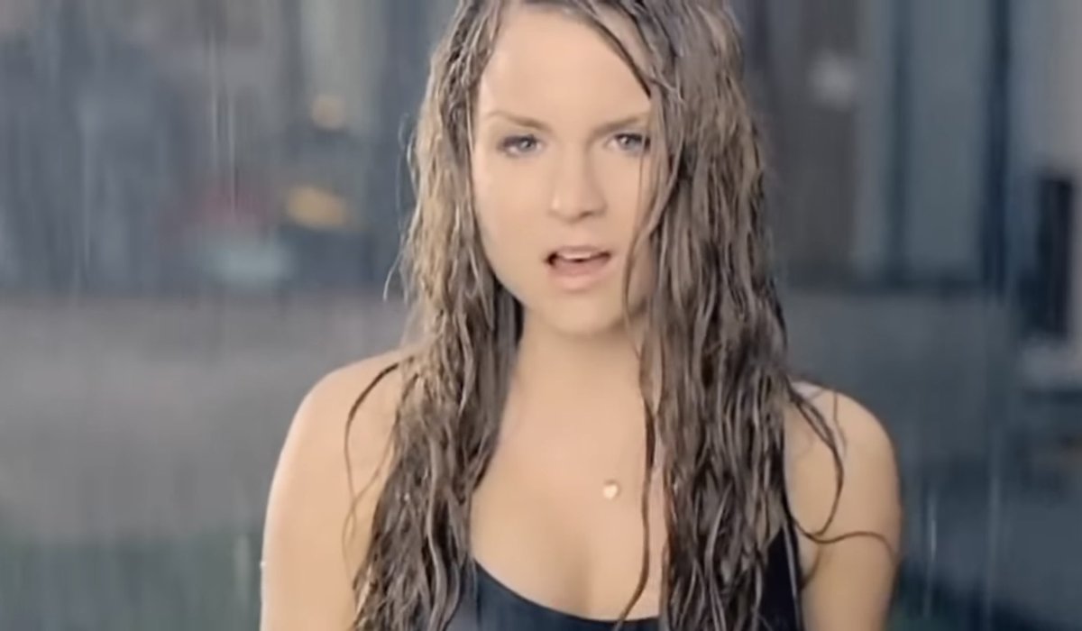 PopCulture2000s's tweet photo. bring back dramatic singing under the rain https://t.co/CIJWF1jk2J
