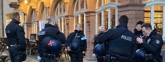 Geost77741402's tweet photo. Keine Mikadostäbchen & wenig/er Kameras der @Polizei_Ffm bei #ffm1902. Keine Pferdescheiße &
Reiterstaffel*innen auf der Straße.
Behördlicher Ungehorsam wächst, irrsinnige Auflage der Stadt #Frankfurt (🎭 im Freien) wird ignoriert 👍👋
7 * #DieMaskeMussWeg mit einem Klick 👇 https://t.co/M0mOlBvLCG