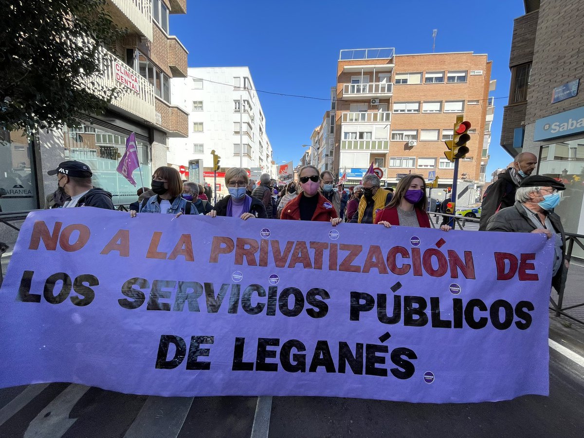PodemosCMadrid's tweet photo. Hoy hemos estado junto con los vecinos y vecinas en la calle pidiendo mejor sanidad en Madrid, servicios públicos en Leganés y solución a la Cañada Real.

Mientras, una manifestación en Génova aplaudiendo la corrupción

Dos modelos del Madrid que queremos https://t.co/ySfSrwlS3N