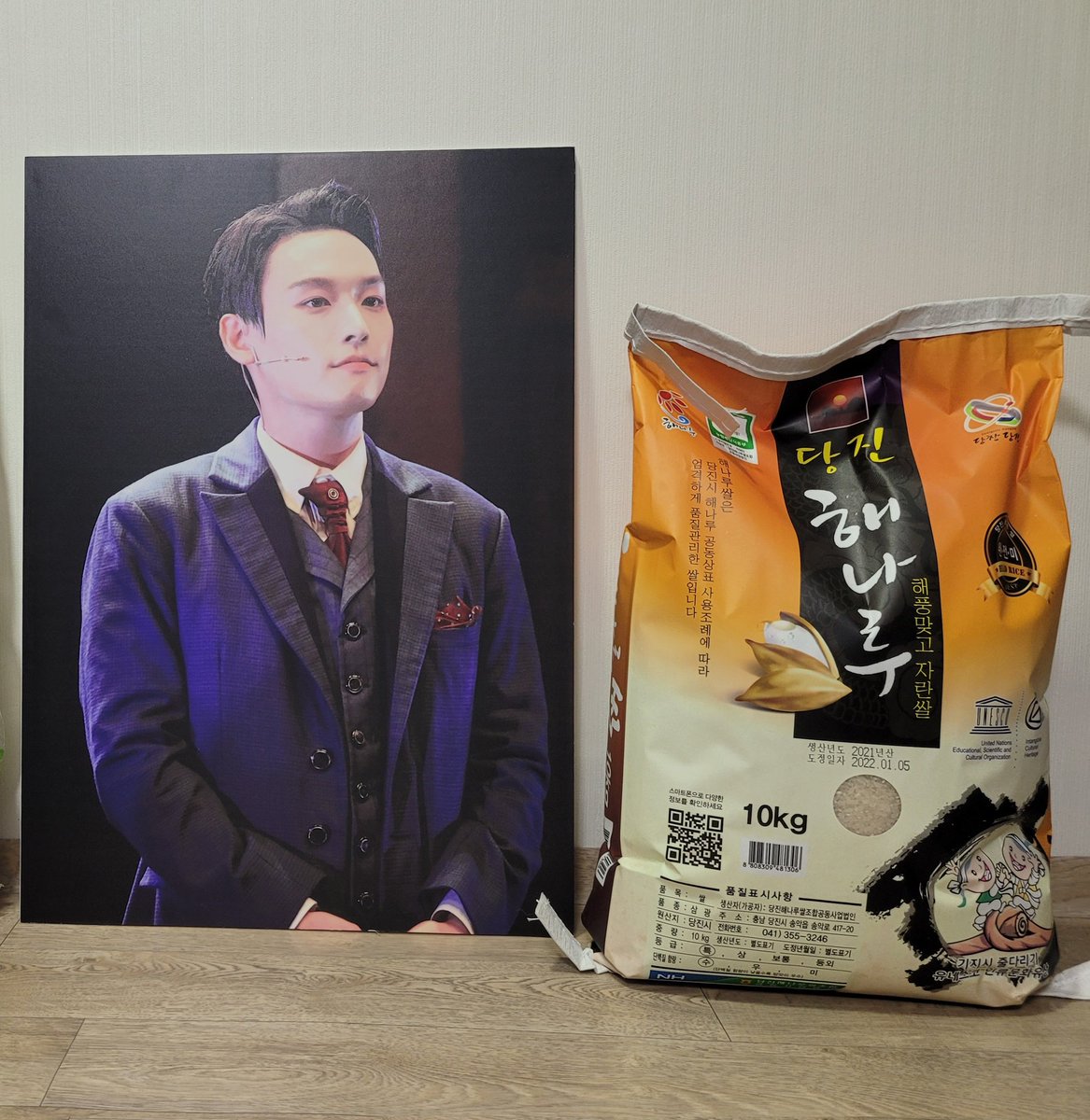 chacha_c0519's tweet photo. 이벤트로 레드북 폼보드 주셔서 감사합니다❤
집에 있는 쌀10kg포대보다 더 큽니다🤣
인성이종이컵 1줄도 갖고 가라고 주시구,
이쁜인성이사진도 나눔주시구,
행사진행하신분들 넘 친절하셔요👍
가보로 잘 간직하겠습니다😭
브라운 인성아~부산까지 오느라 고생했어😍
#데일리덕 #인성이와_나눈_시간 https://t.co/xDweJ2up8y