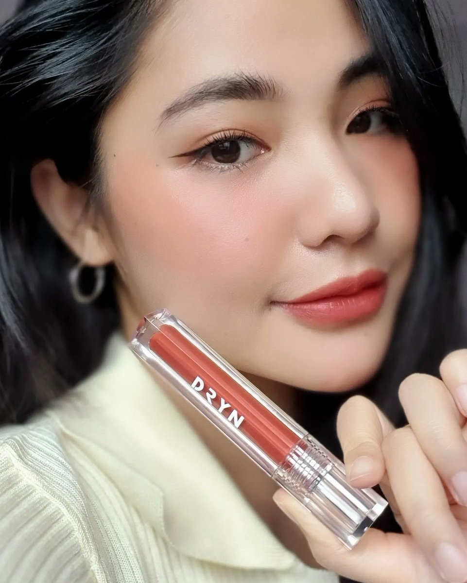 MOLLYKA2's tweet photo. สาวววว​ วันนี้ชั้นจะมาเเนะนำลิปทิ้นท์ที่สีดีมาก​ ดีตาเเตก​ ปากฉ่ำน่าจุ้บที่สุด​ ขนาดกินข้าวกินน้ำ​ สีข้างบนหลุดเเล้ว​ เเต่สีทิ้นท์ยังอยู่​ มันเริ่ด​ พวกเธอต้องมีติดกระเป๋าเเล้ว​ ชัั้นสวอพให้ดูเลย​ ไปดู!

#ใช้ดีบอกต่อ #HowtoPerfect https://t.co/Tu3XjXl83t