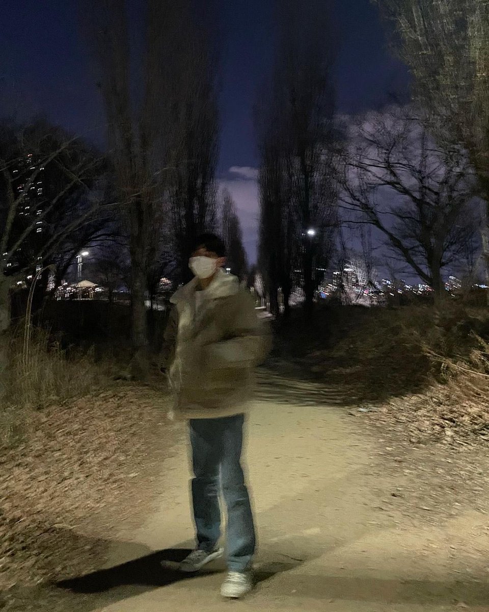 voguewjun's tweet photo. a late night walk with junhui 🥺🌃 #준 https://t.co/Hc7ylSQzHQ