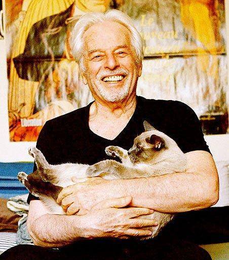 alejodorowsky's tweet photo. “Amor es lo que tenemos mi gato y yo: ¡no nos pedimos nada, y ni él quiere cambiarme, ni yo a él! #DiaInternacionalDelGato https://t.co/UtmJ0CMtih