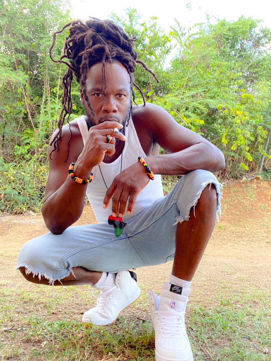 Iraslyrics's tweet photo. One spliff ah day keep the devil away. One love ❤️💛💚 https://t.co/sGXjI2DwgT