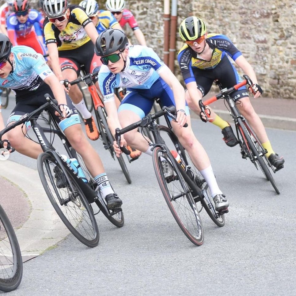 Antoine Barrière (AG2R U19 - J1)

Rouleur/Sprinteur il a aussi été régulier cette saison chez les cadets. Il termine 2ème du Trophée Madiot + quelques bons résultats sur piste.