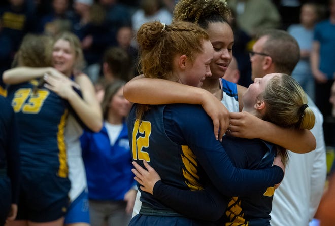 A great image of sportsmanship after <a href="/MidStateConf/">Mid State Conference</a> rivals <a href="/fchswbb/">FCHS Women’s Basketball</a> and <a href="/TheVilleGbball/">Mooresville Girls Basketball</a> battled it out in Saturday's <a href="/IHSAA1/">IHSAA</a> semistate.

Full-game coverage via <a href="/Brian_Haenchen/">hank 🇰🇷</a>:

indystar.com/story/sports/h…
