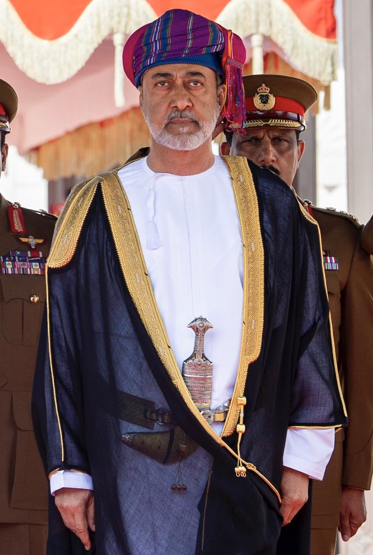 أستلم الحكم
وعلى الطاولة ملفات متراكمات 
وقضايا تحتاج إلى معالجات 
وأسعار نفط متدنية
والعديد من الضغوطات

فألقى خطابه ليرسم الطريق الذي أنتهجه من أجل العبور بعُمان
ومضى ينفذ الخطوات
خطوة بخطوة ليستمر فتح الملفات..

وما زال هناك العديد لينفذ
وما زلنا نستبشر الخير بثقة ويقين وثبات