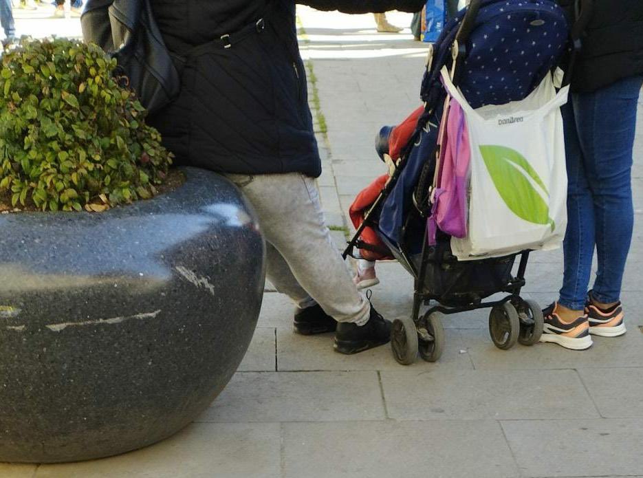PauCasals_Rubi's tweet photo. Després de la desaparició dels bancs de la pl. Manuel Miralles, la comunitat educativa ha trobat altres formes de seure...

Tot i així, @AjRubi, #TorneuElsBancs

#RubiCity
#entornsescolars
#espaiPublic
@anammartinez
@rafagueto
@juanlopeznunez 
@victorg07638942 https://t.co/Err4sZyg9A