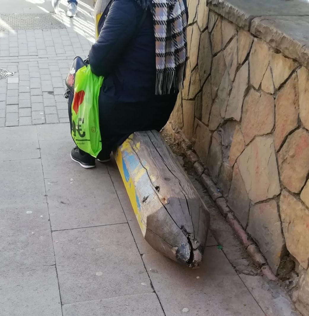 PauCasals_Rubi's tweet photo. Després de la desaparició dels bancs de la pl. Manuel Miralles, la comunitat educativa ha trobat altres formes de seure...

Tot i així, @AjRubi, #TorneuElsBancs

#RubiCity
#entornsescolars
#espaiPublic
@anammartinez
@rafagueto
@juanlopeznunez 
@victorg07638942 https://t.co/Err4sZyg9A