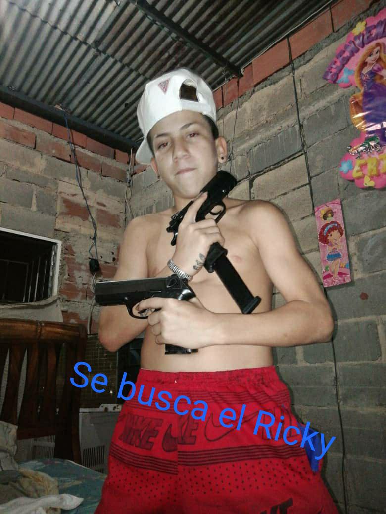 SE BUSCA: Efectivos de la policía de #Carabobo buscan a alias "El Ricky", por el homicidio del agentee Alexander Quintana y su esposa la mañana de este domingo; comisiones policiales se mantienen desplegados en búsqueda de los delincuentes
Vía <a href="/edixon18175/">Thefountainvenz.</a>