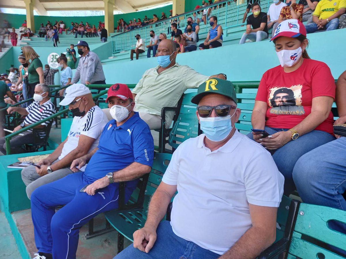 Con @JulioCRguezPR  y @castro_yudalis apoyando a nuestro equipo de béisbol desde el estadio Capitán San Luis #ArribaVegueros #VamosPorMás  #PinarRelRío #TierraDeCampeones #CreoEnPinar @InderPinar