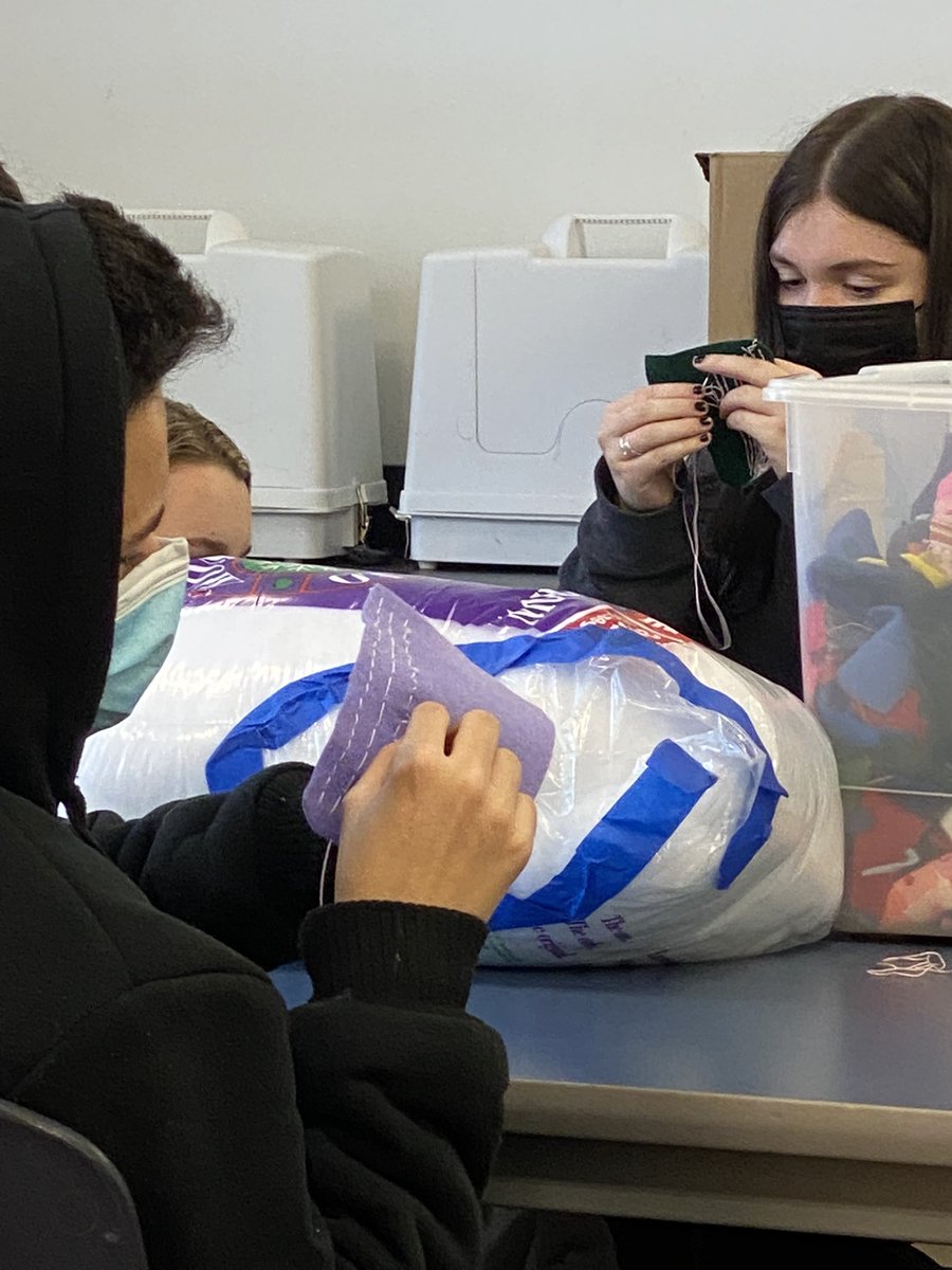 MsDFamConSci's tweet image. Ah Soring must be near! Sewing has begun and it’s sew interesting, sew fun and sew soothing. Sew very zen…Sew try it someday! Course selections are coming up! 🤔🧵🪡💙#sewingrocks, #handsewing, #learningnewstuff