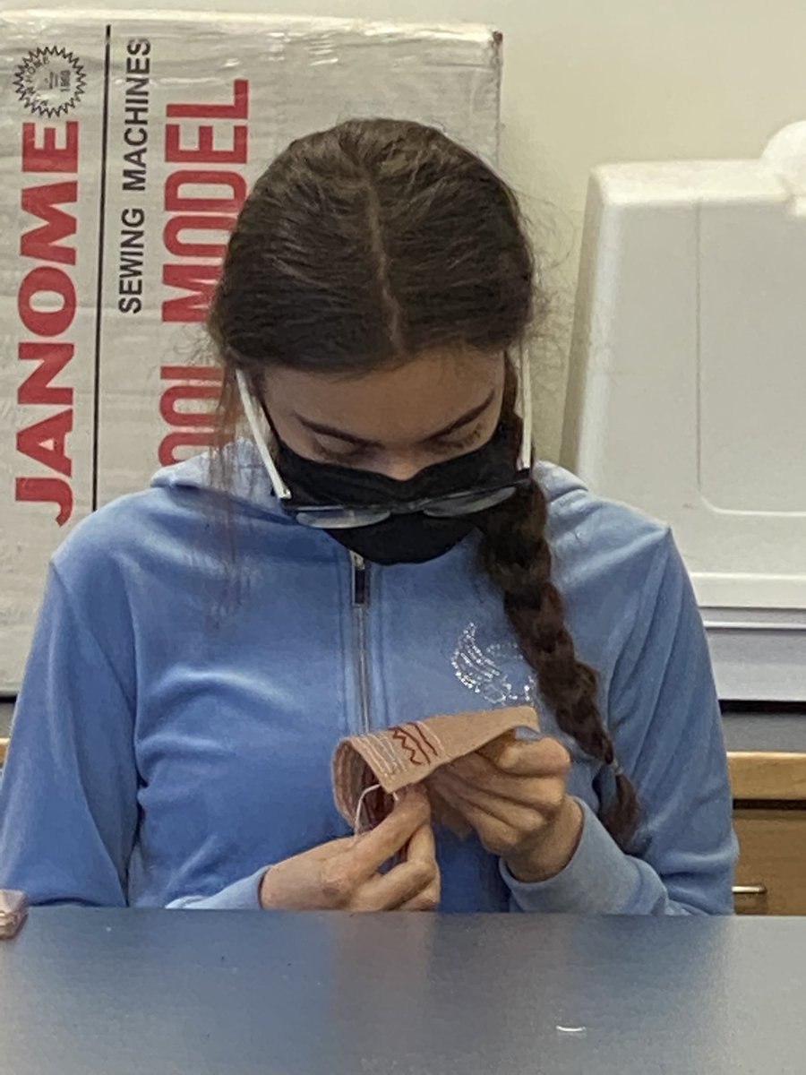 MsDFamConSci's tweet image. Ah Soring must be near! Sewing has begun and it’s sew interesting, sew fun and sew soothing. Sew very zen…Sew try it someday! Course selections are coming up! 🤔🧵🪡💙#sewingrocks, #handsewing, #learningnewstuff