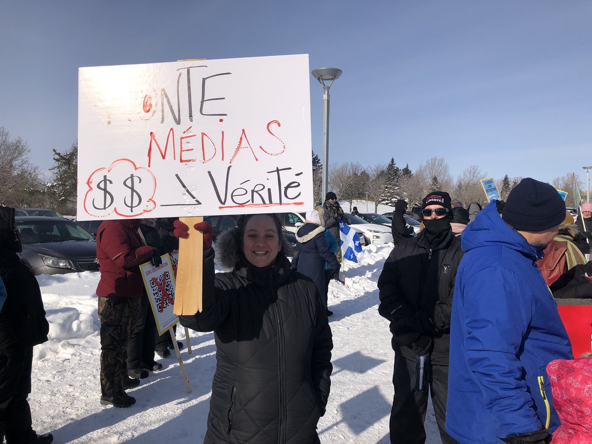 mftremblay's tweet photo. Une centaine de personnes manifestent contre les contraintes sanitaires à Rimouski. Les organisateurs prônent un dialogue pacifique et inclusif. Plusieurs manifestants sont hostiles à l’endroit des médias qu’ils accusent de mentir au peuple. #iciest https://t.co/lbbJe23rdR