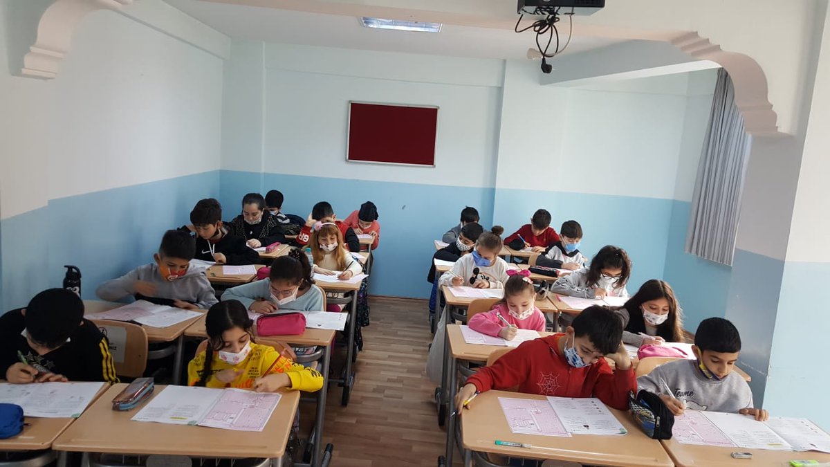 ebkadinaile's tweet photo. Esenler Bilgi ve Hikmet Evlerimizde her ayın 3. Pazar günü 4,5,6,7. Sınıfları deneme yapmaya devam ediyoruz. Bu pazar 792 öğrencimizi deneme sınavı yaparak misafir ettik.🤓 https://t.co/DcG2Rduu4L