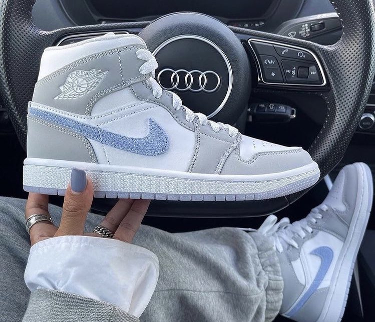 SneakCorner's tweet photo. AJ1 Mid Wolf Grey https://t.co/wiamkXNw4h