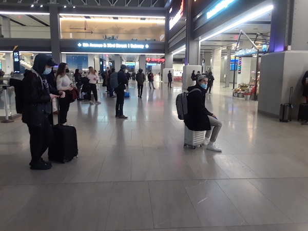 Don't even THINK about outsourcing the job to your buns and a bit o´floor: Electeds urge Amtrak and the MTA to replace Moynihan Train Hall´s passive aggressive minimalism with actual seating throughout its inhospitable public area. Scott Stiffler reports. chelseacommunitynews.com/2022/02/10/ele…