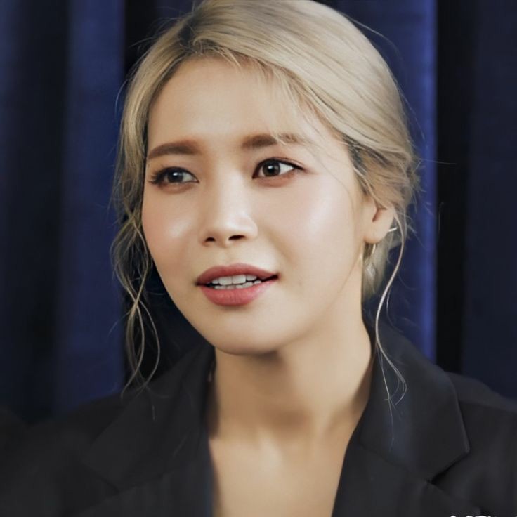 btsmoohourly's tweet photo. happy birthday to our bold, beautiful sunshine Solar !!! we love you so much and hope to see new music from you soon <3 ☀️
#SOLAR #솔라 @RBW_MAMAMOO
 #HappySolarDay https://t.co/vblyGgcHau