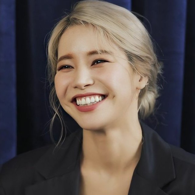 btsmoohourly's tweet photo. happy birthday to our bold, beautiful sunshine Solar !!! we love you so much and hope to see new music from you soon <3 ☀️
#SOLAR #솔라 @RBW_MAMAMOO
 #HappySolarDay https://t.co/vblyGgcHau