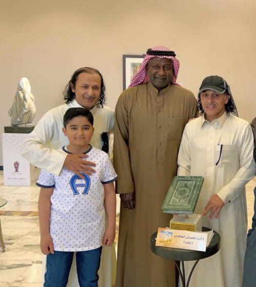 alangarik's tweet photo. شرفني بزيارة لطيفة هذا المساء اسطورة الرياضة الاسيوية  #ماجد_عبدالله و غمرني بجميل كلماته وإعجابه وتوجيهاته...
شكرا ابوعبدالله ..
#الدوادمي 
#السعودية 
#الفن_التشكيلي
#جسفت 
 @GSFT_SA 
@AlNassrFC 
@Nbs471 https://t.co/kFgOUDkOQn