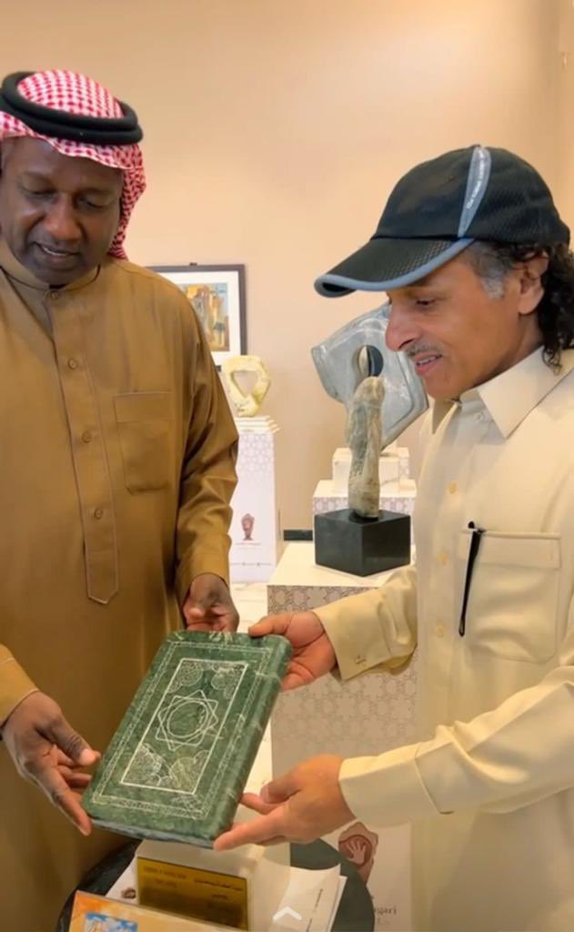 alangarik's tweet photo. شرفني بزيارة لطيفة هذا المساء اسطورة الرياضة الاسيوية  #ماجد_عبدالله و غمرني بجميل كلماته وإعجابه وتوجيهاته...
شكرا ابوعبدالله ..
#الدوادمي 
#السعودية 
#الفن_التشكيلي
#جسفت 
 @GSFT_SA 
@AlNassrFC 
@Nbs471 https://t.co/kFgOUDkOQn