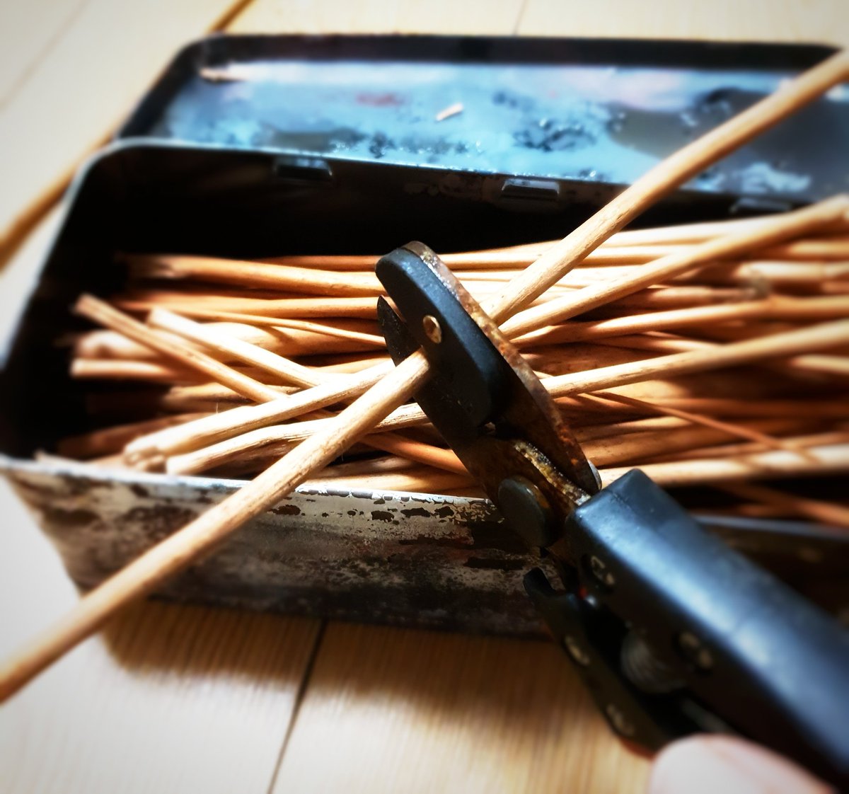 PippaPixley1's tweet photo. Preparing willow for the fire to be made into charcoal...
#fire #charcoal #willow #peakdistrict #ruralartist #naturalartist https://t.co/eODWcD9tnj