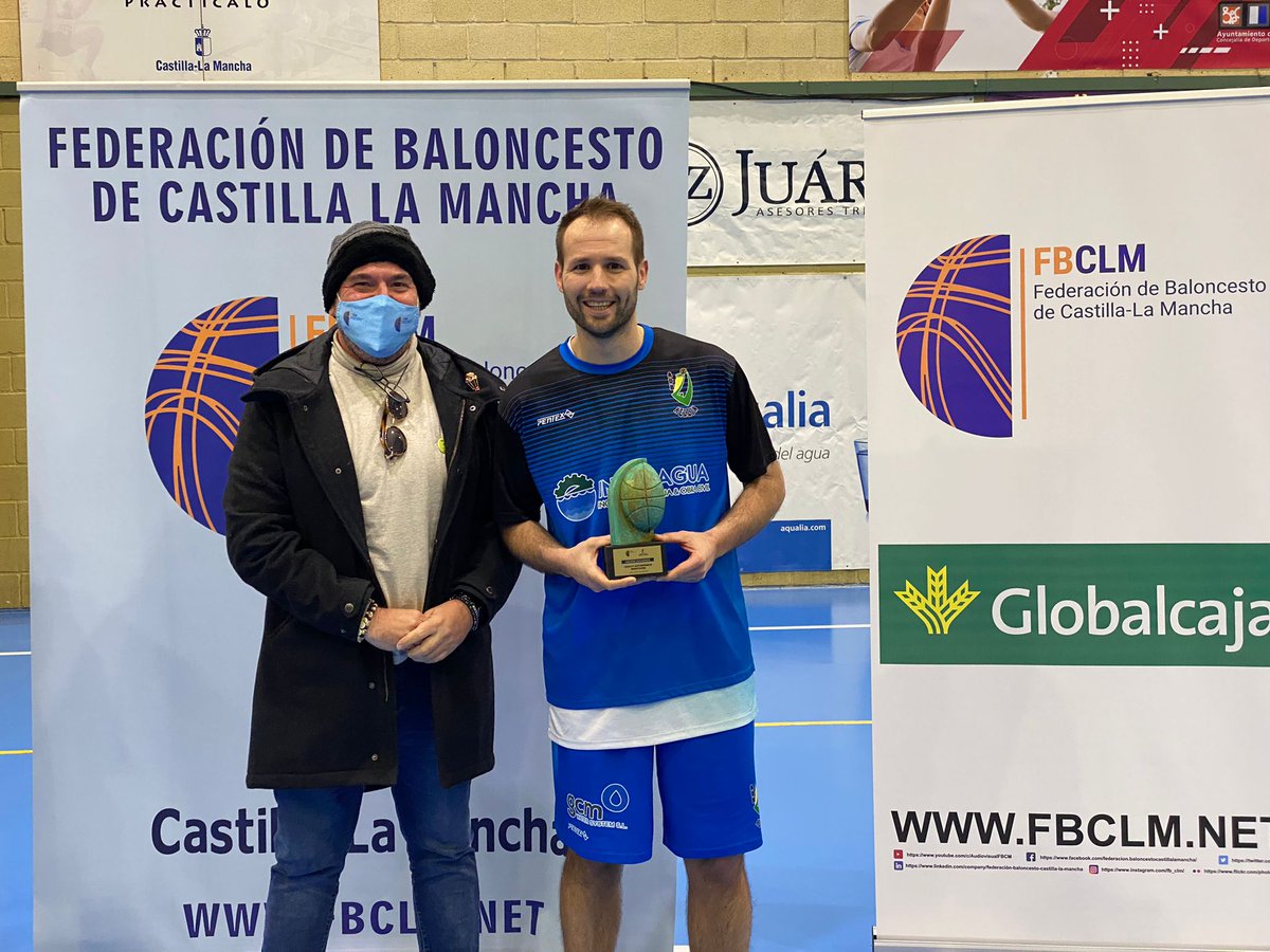 fbclm's tweet photo. #Copa1AutoMascCLM | Ceremonia de Premiación con Ramón García, Alcalde de @Hellinayto  , Fabiola Jiménez, Diputada de Cultura de @dipualba y Alfonso Arráez, Vicepresidente FBCLM entre otros. Mejor jugador del Torneo, Andrés Sánchez del @ADB_Hellin 
#PasionXBasketCLM https://t.co/5YPLSCIPgd