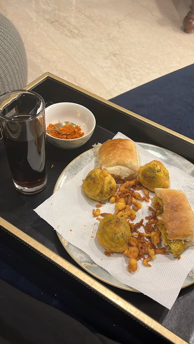 Dinner time ❤️ https://t.co/yCLjcMaCzO<a href="/tag/happybirthdaydravid"class="tags"><span>#happybirthdaydravid</span></a>