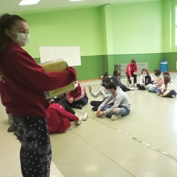 AJBzaragoza's tweet photo. Este fin de semana ha sido muy movido por el centro juvenil 👐🏻 tuvimos un viernes de talleres, juegos, reflexiones... un sábado con  un gran trivial de música  y formación  de premonitores ⚽️🎲🎶 https://t.co/t2AvlaGOGV