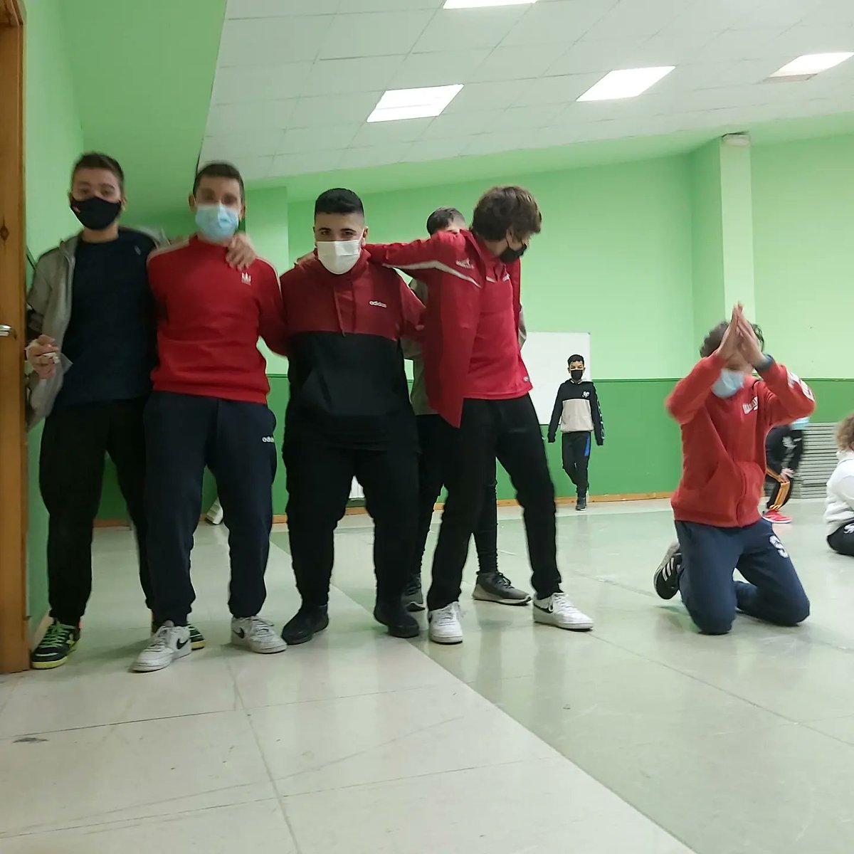 AJBzaragoza's tweet photo. Este fin de semana ha sido muy movido por el centro juvenil 👐🏻 tuvimos un viernes de talleres, juegos, reflexiones... un sábado con  un gran trivial de música  y formación  de premonitores ⚽️🎲🎶 https://t.co/t2AvlaGOGV