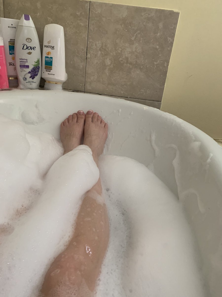 AuroraOnOF's tweet photo. Who wants to chat ? #newonof #onlyfans #bathtime #feet https://t.co/eNroy0GQhW โค๏ธ come hangout with me https://t.co/q5sK229UUJ