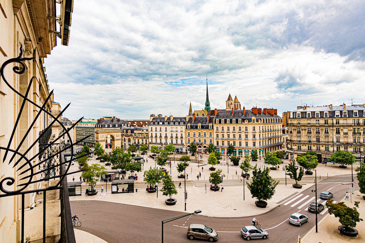 KyonyxPhoto's tweet photo. Série "Prendre de haut Dijon Métropole" Cloche au balcon

Cloche au balcon, vue imprenable sur Dijon. Une vue magnifique depuis le balcon signé d'un S (comme Stéphane ? 😁) qui envoi les flèches de son objectif 🤩📷.

#dijon #placedarcy #balcon #architecture https://t.co/h39nxbmnDh