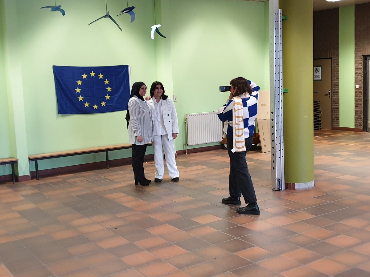 AtheneumMXM's tweet image. THE MAKING OF ... vandaag fotoshoot op school. Duofoto's van vrouwelijke leerlingen en collega's met vrouw die belangrijk is in hun leven (mama, vriendin, ...) voor een eigen fototentoonstelling op de internationale dag vd vrouw op 8/3. #EPASbe @GO_onderwijs @GOinAntwerpen