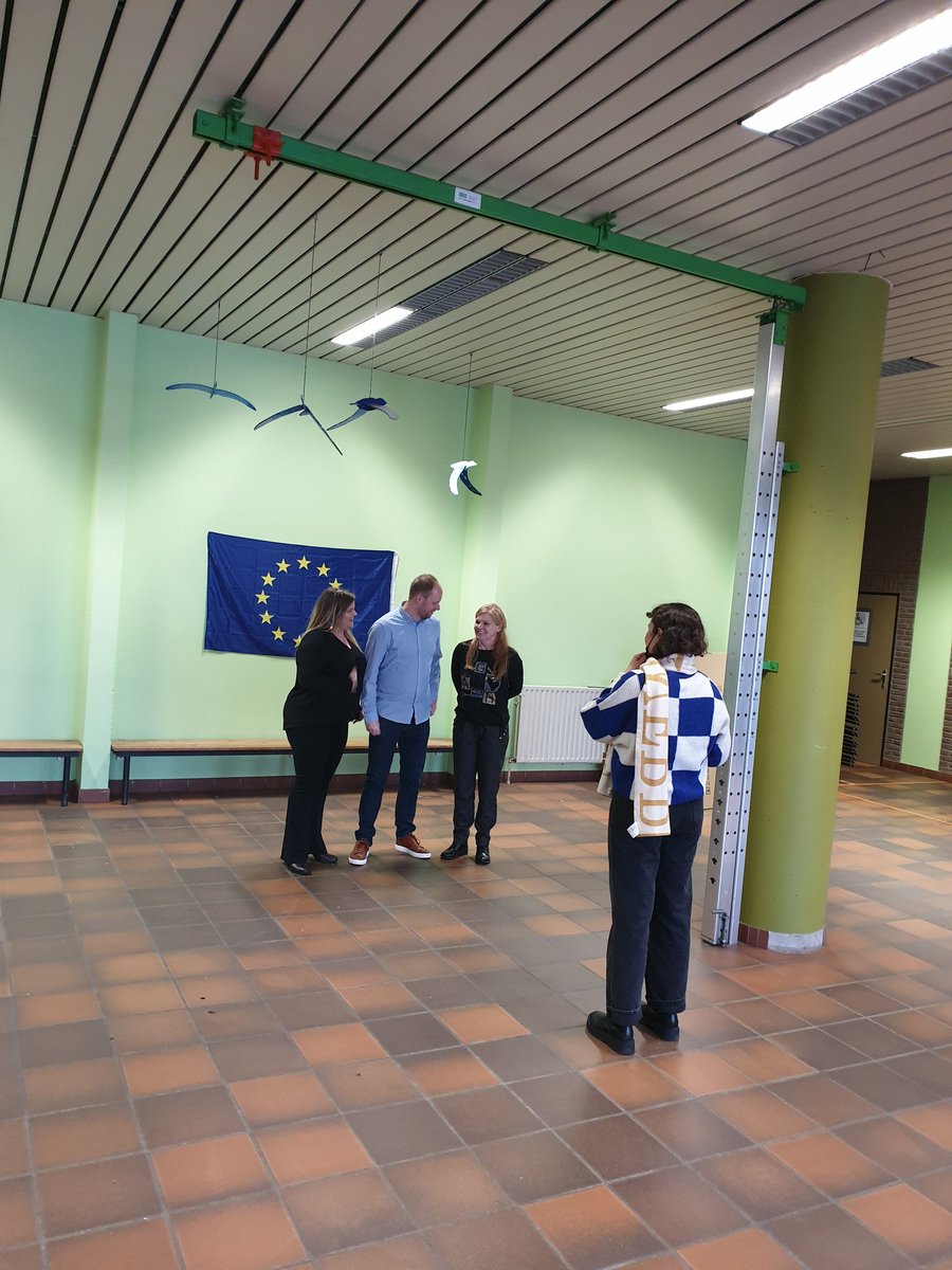 AtheneumMXM's tweet image. THE MAKING OF ... vandaag fotoshoot op school. Duofoto's van vrouwelijke leerlingen en collega's met vrouw die belangrijk is in hun leven (mama, vriendin, ...) voor een eigen fototentoonstelling op de internationale dag vd vrouw op 8/3. #EPASbe @GO_onderwijs @GOinAntwerpen