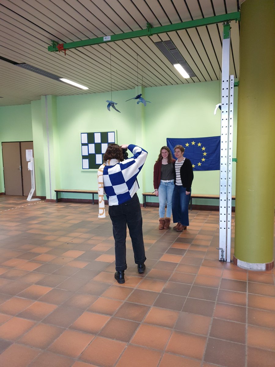 AtheneumMXM's tweet image. THE MAKING OF ... vandaag fotoshoot op school. Duofoto's van vrouwelijke leerlingen en collega's met vrouw die belangrijk is in hun leven (mama, vriendin, ...) voor een eigen fototentoonstelling op de internationale dag vd vrouw op 8/3. #EPASbe @GO_onderwijs @GOinAntwerpen