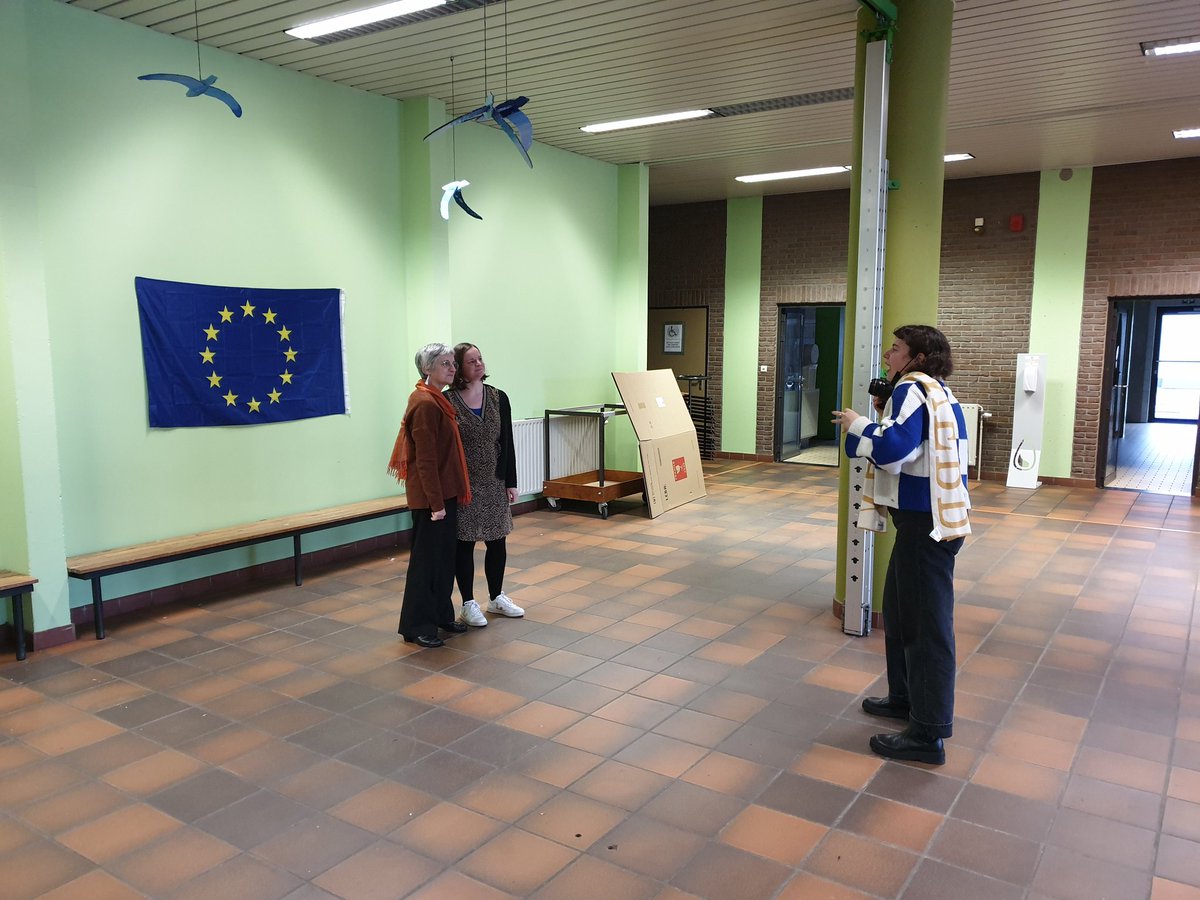 AtheneumMXM's tweet image. THE MAKING OF ... vandaag fotoshoot op school. Duofoto's van vrouwelijke leerlingen en collega's met vrouw die belangrijk is in hun leven (mama, vriendin, ...) voor een eigen fototentoonstelling op de internationale dag vd vrouw op 8/3. #EPASbe @GO_onderwijs @GOinAntwerpen