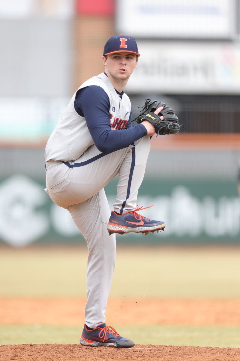 Final line for <a href="/paytonhutch13/">Payton Hutchings</a> in his first career start:

𝟔.𝟎 𝐈𝐏, 𝟖 𝐇, 𝟏 𝐑, 𝟑 𝐒𝟎, 𝟏 𝐁𝐁

BOT 7: #Illini 6, Kansas 1
