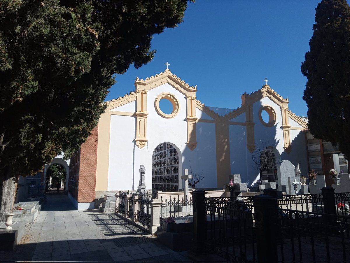 ElPerroPaco's tweet photo. Una mañana de sol de invierno, un garbeo por la Sacramental de San Justo aprendiendo y disfrutando de la mano de @aariztoy y @FunerarteM. Un plan que no deberías perderte por el círculo de la vida. Te lo recomienda el Perro Paco, edición 20.22 🐾🐕 #vivemadrid https://t.co/D4a5Oznmax