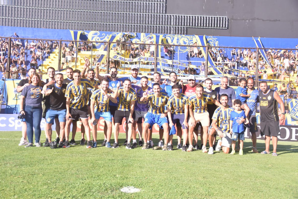 atlantaoficial's tweet photo. El equipo de @AtlantaFutsal fue reconocido por el ascenso conseguido el año pasado 👏

Durante el entretiempo del partido de este sábado, el plantel bohemio que jugará este 2022 en la máxima categoría del #Futsal recorrió el campo de juego del León 💪

#ParaAdelanteAtlanta https://t.co/n0TBABJyzy