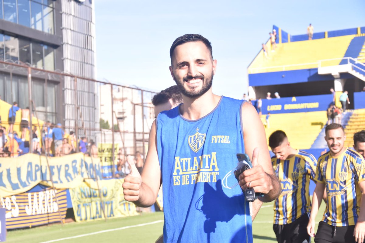 atlantaoficial's tweet photo. El equipo de @AtlantaFutsal fue reconocido por el ascenso conseguido el año pasado 👏

Durante el entretiempo del partido de este sábado, el plantel bohemio que jugará este 2022 en la máxima categoría del #Futsal recorrió el campo de juego del León 💪

#ParaAdelanteAtlanta https://t.co/n0TBABJyzy