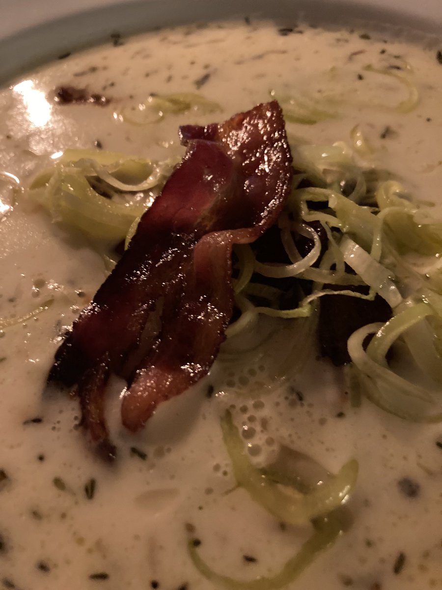 FranskMat's tweet photo. JordÀrtskockssoppa med rökt sidflÀsk. #söndagsmiddag Mumsich! #jordÀrstkocka #sidflÀsk #noillyprat #timjan #purjolök Velouté aux topinambours #topinambours #lard Noilly prat #poireau #vin #valpolicella #ripasso https://t.co/IvgIbC2fYn