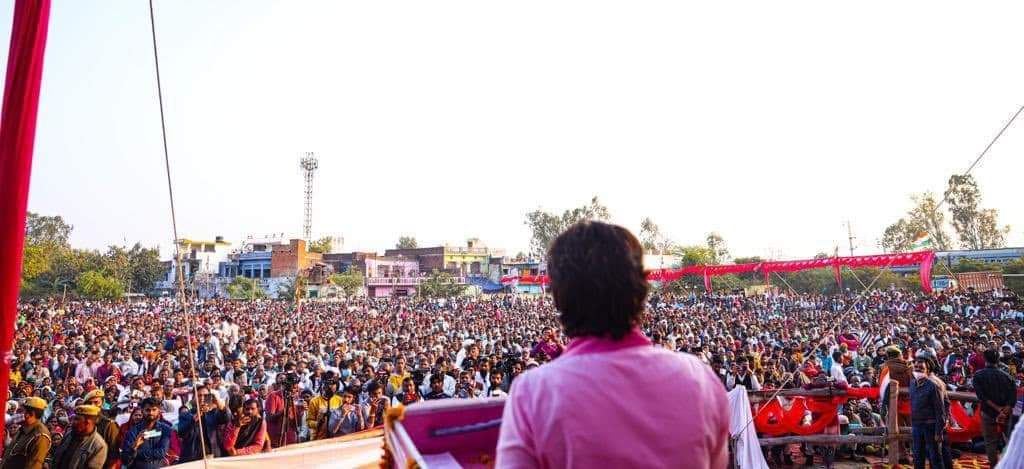ErMdHatimINC's tweet photo. अब आपको जागना होगा, जाति-धर्म की राजनीति करने वाले दलों को आईना दिखाकर कांग्रेस की विकास की राजनीति के साथ चलना होगा।
आपके हितों की रक्षा तभी होगी, जब आप विकास की राजनीति की तरफ चलकर राजनीतिक दलों की जवाबदेही सुनिश्चित करोगे।
#कांग्रेस_आपके_द्वार 
@RahulGandhi @minnatrahmani https://t.co/PLAIL8JSCx