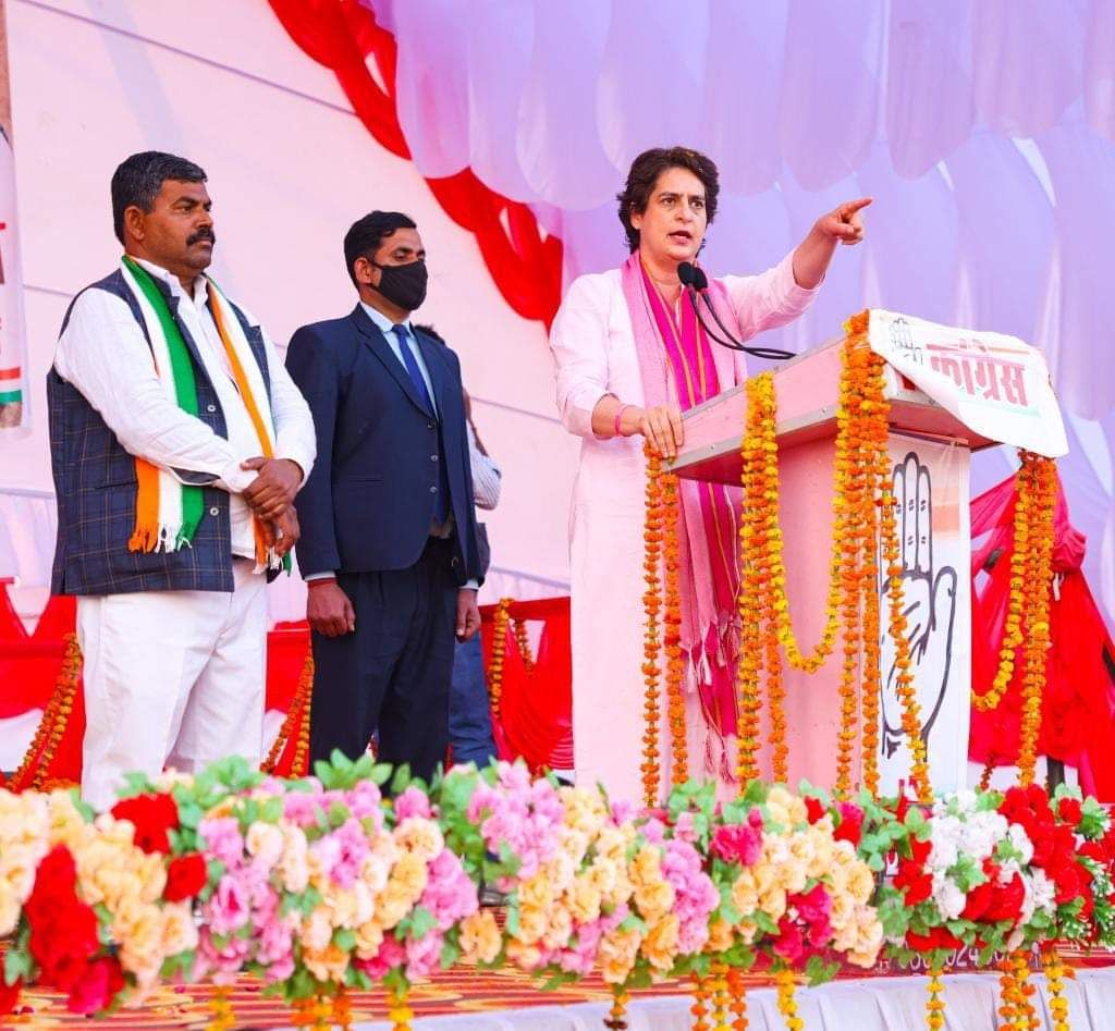 ErMdHatimINC's tweet photo. अब आपको जागना होगा, जाति-धर्म की राजनीति करने वाले दलों को आईना दिखाकर कांग्रेस की विकास की राजनीति के साथ चलना होगा।
आपके हितों की रक्षा तभी होगी, जब आप विकास की राजनीति की तरफ चलकर राजनीतिक दलों की जवाबदेही सुनिश्चित करोगे।
#कांग्रेस_आपके_द्वार 
@RahulGandhi @minnatrahmani https://t.co/PLAIL8JSCx