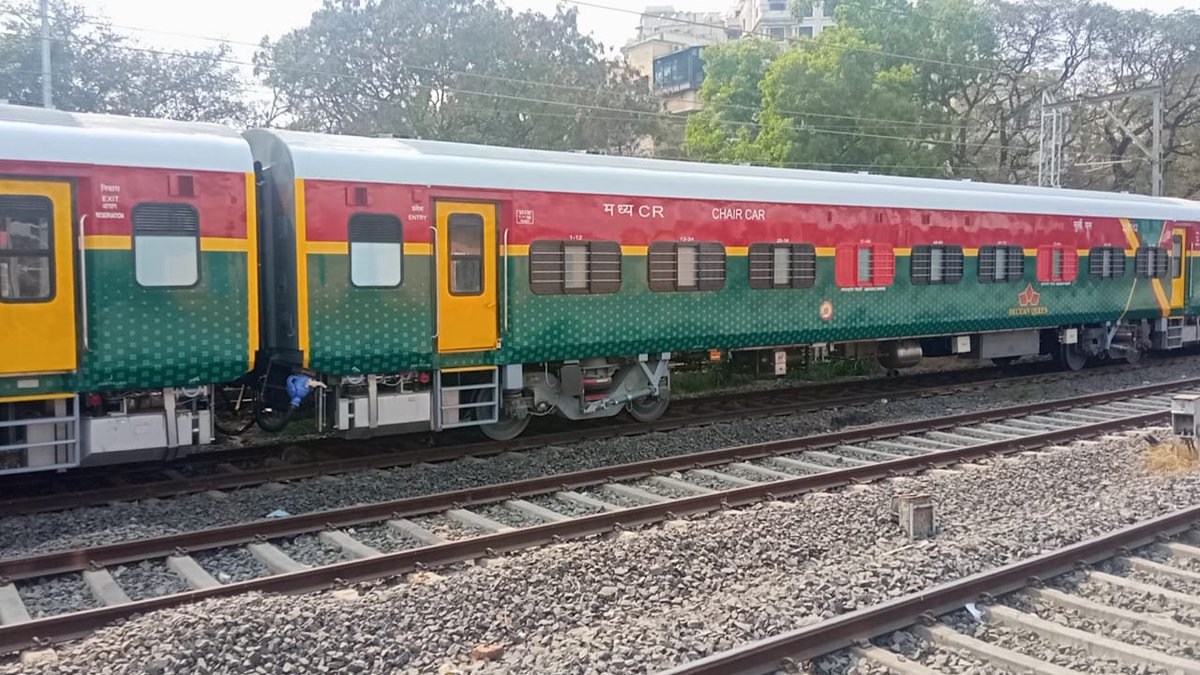 rajtoday's tweet photo. नवीन डेक्कन क्वीन चे पाच डबे पुण्यात दाखल! Five coaches of Mumbai Pune Deccan Queen train that arrived from manufacturers standing at Khadki near Pune. https://t.co/kCBI4Tb7w2