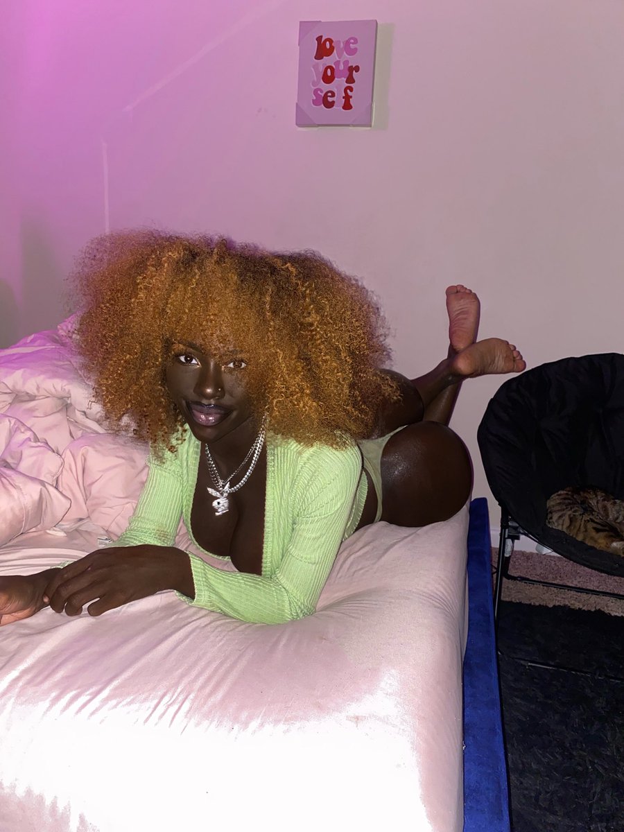 lazelledoll's tweet photo. &amp; you know i see you watching 💋 https://t.co/TbKye2WYVW