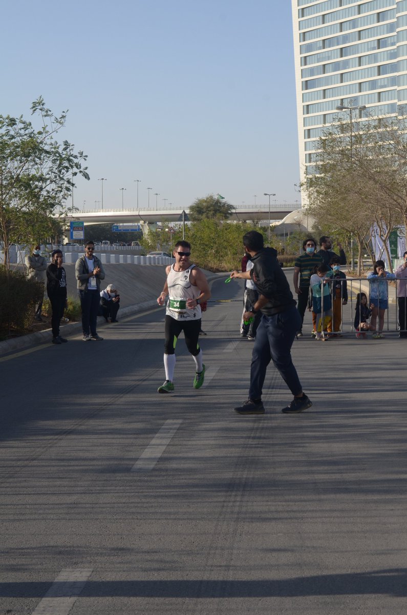 RaceArabia's tweet image. في نهاية الدورتين الأولى والثانية ، أمسك المشاركون بسوار أبيض وأخضر على التوالي للإشارة إلى أنهم أكملوا الدورة قبل التوجه مباشرة إلى خط النهاية.